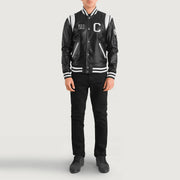
Liberte California ブラック Leather Varsity レザージャケット メンズ - 袖の立体カッティングと洗練されたテーパードフィットを見せる側面ビュー