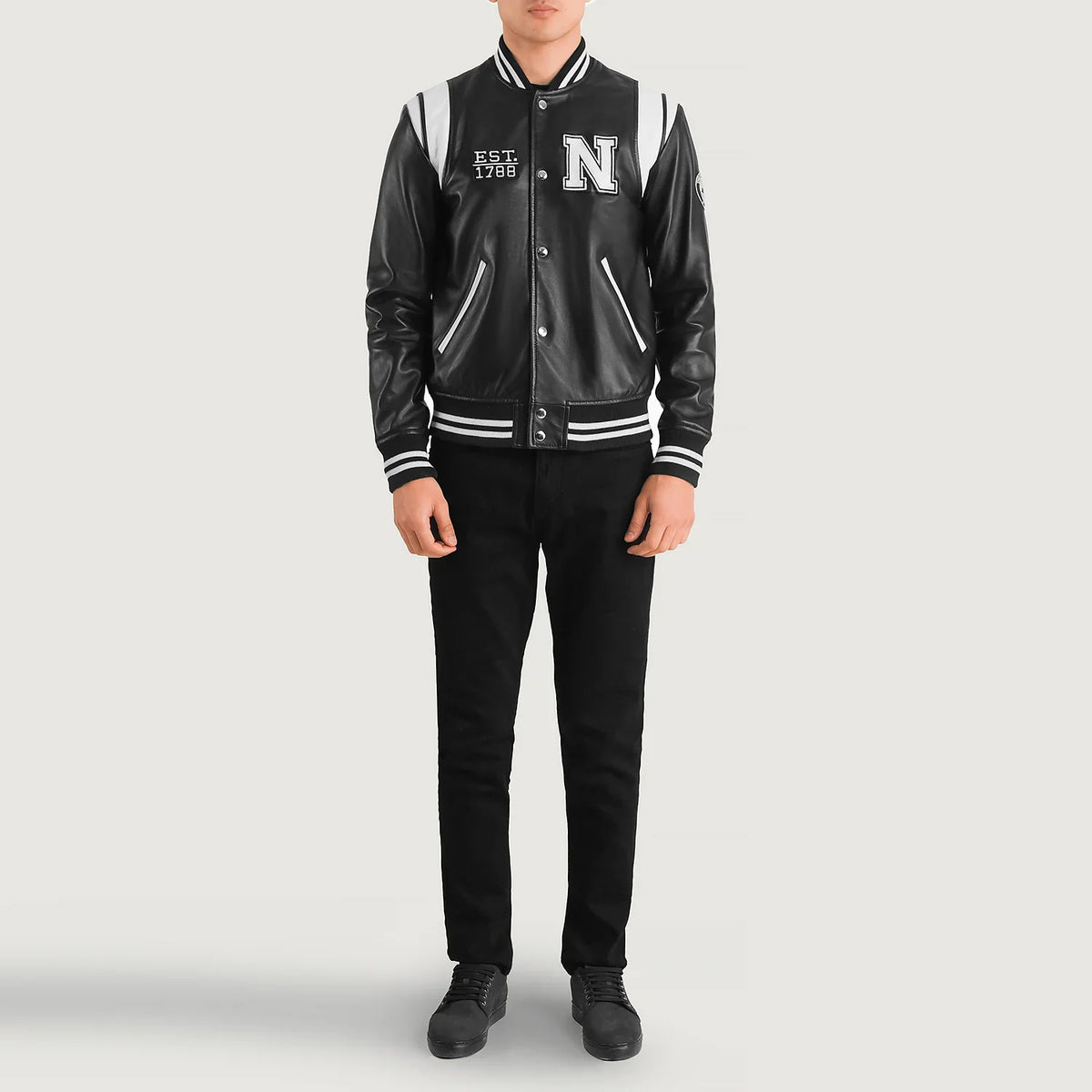 
Liberte New York ブラック Leather Varsity レザージャケット メンズ - 袖の立体カッティングと洗練されたテーパードフィットを見せる側面ビュー