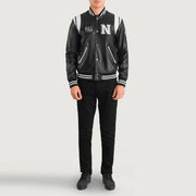 
Liberte New York ブラック Leather Varsity レザージャケット メンズ - 袖の立体カッティングと洗練されたテーパードフィットを見せる側面ビュー