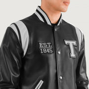Close-Up Detail of Varsity &amp; Snap Button Hardware on Liberte Texas ブラック Leather Varsity レザージャケット メンズ