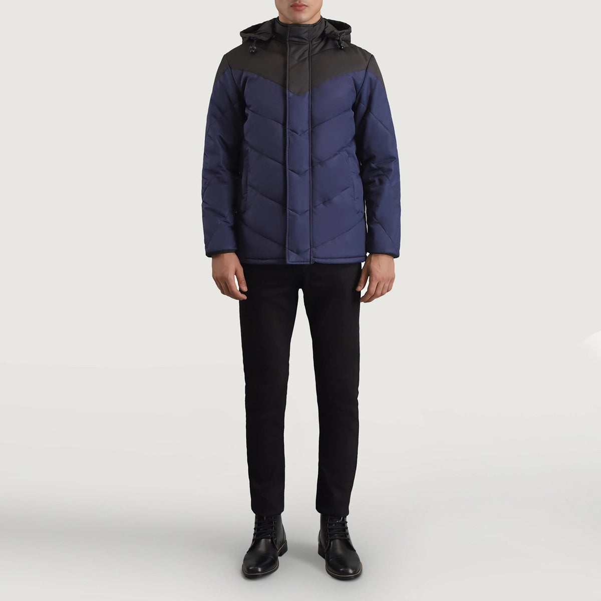
Luka ブラック & ブルー Hooded Puffer レザージャケット メンズ - 袖の立体カッティングと洗練されたテーパードフィットを見せる側面ビュー