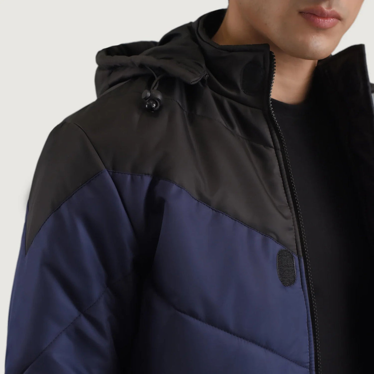 
内側ライニングビュー Showing Quilted Viscose Lining & 内側ユーティリティポケット2つ