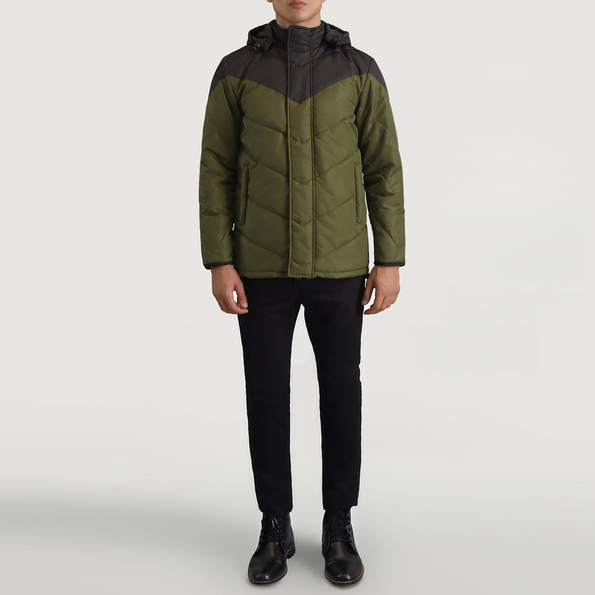 
Luka ブラック & グリーン Hooded Puffer レザージャケット メンズ - 袖の立体カッティングと洗練されたテーパードフィットを見せる側面ビュー