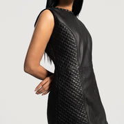 Close-Up Detail of Classic Collar &amp; Zipper on back Hardware on Women's Luxe ブラック Leather Dress レディース