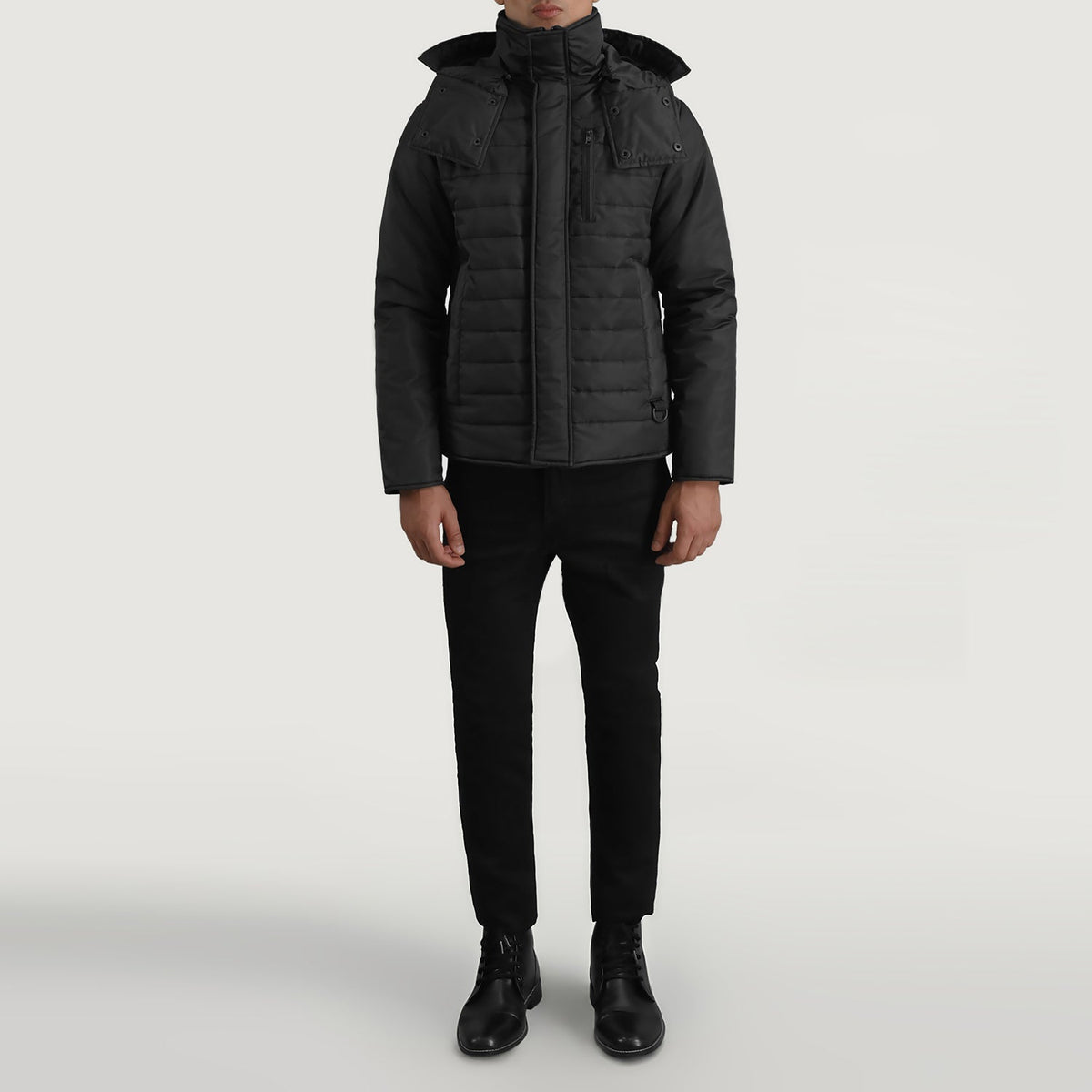 
Malcolm ブラック Hooded Puffer レザージャケット メンズ - 袖の立体カッティングと洗練されたテーパードフィットを見せる側面ビュー