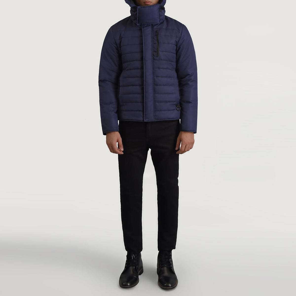 
Malcolm ブルー Hooded Puffer レザージャケット メンズ - 袖の立体カッティングと洗練されたテーパードフィットを見せる側面ビュー