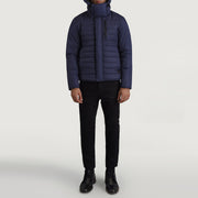 
Malcolm ブルー Hooded Puffer レザージャケット メンズ - 袖の立体カッティングと洗練されたテーパードフィットを見せる側面ビュー