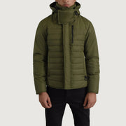 
Malcolm グリーン Hooded Puffer レザージャケット メンズ - 袖の立体カッティングと洗練されたテーパードフィットを見せる側面ビュー