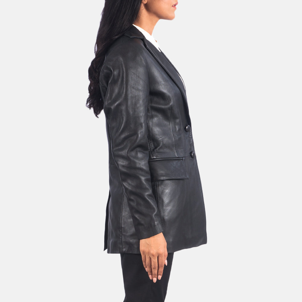 
着用イメージ： Marilyn Tan Brown Leather Blazer モデル着用（自然光でのドレープ感）