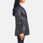 
着用イメージ： Marilyn Tan Brown Leather Blazer モデル着用（自然光でのドレープ感）