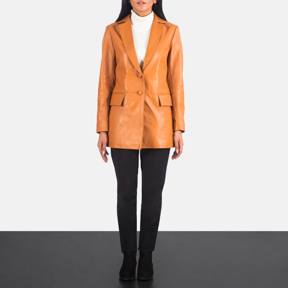 
Marilyn Tan Brown Leather Blazer - 袖の立体カッティングと洗練されたテーパードフィットを見せる側面ビュー
