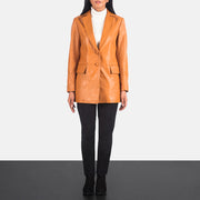 
Marilyn Tan Brown Leather Blazer - 袖の立体カッティングと洗練されたテーパードフィットを見せる側面ビュー