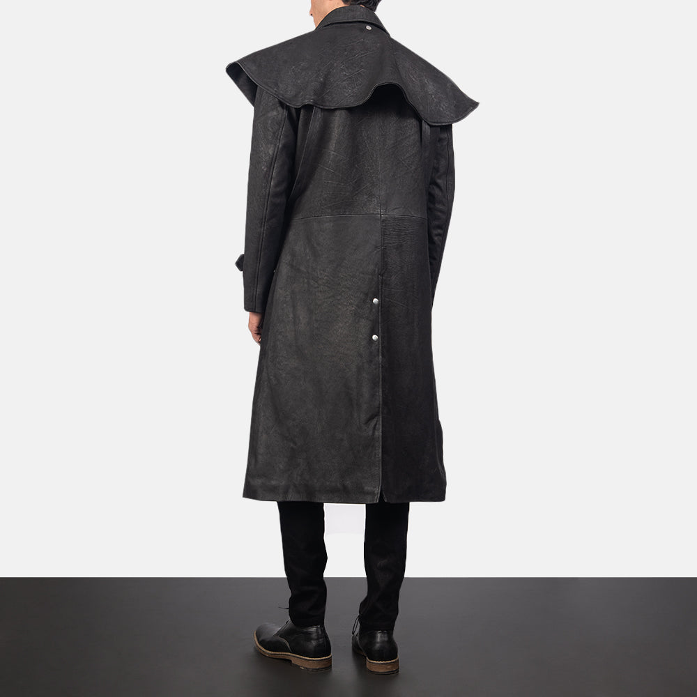 
Maverick ブラック Leather Duster メンズ - 袖の立体カッティングと洗練されたテーパードフィットを見せる側面ビュー