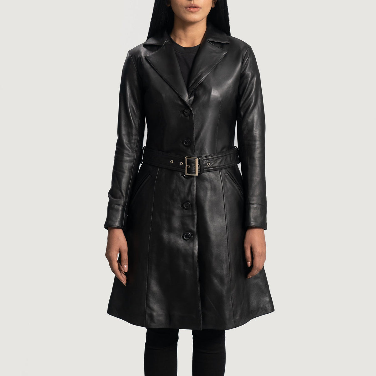 Close-Up Detail of Notch &amp; Button Hardware on Women's Moonlight ブラック レザートレンチコート レディース