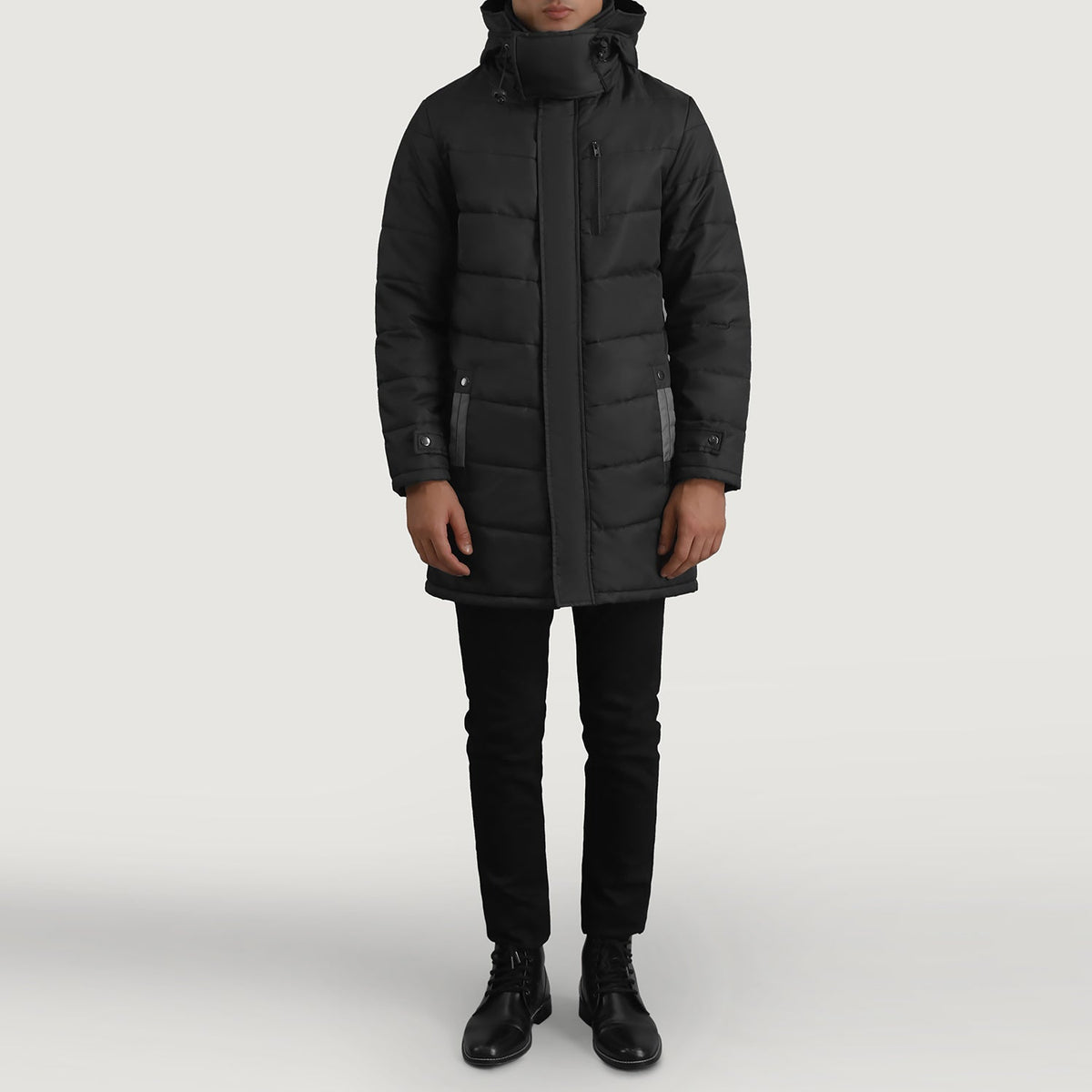 
Moore ブラック Hooded Parka メンズ - 袖の立体カッティングと洗練されたテーパードフィットを見せる側面ビュー