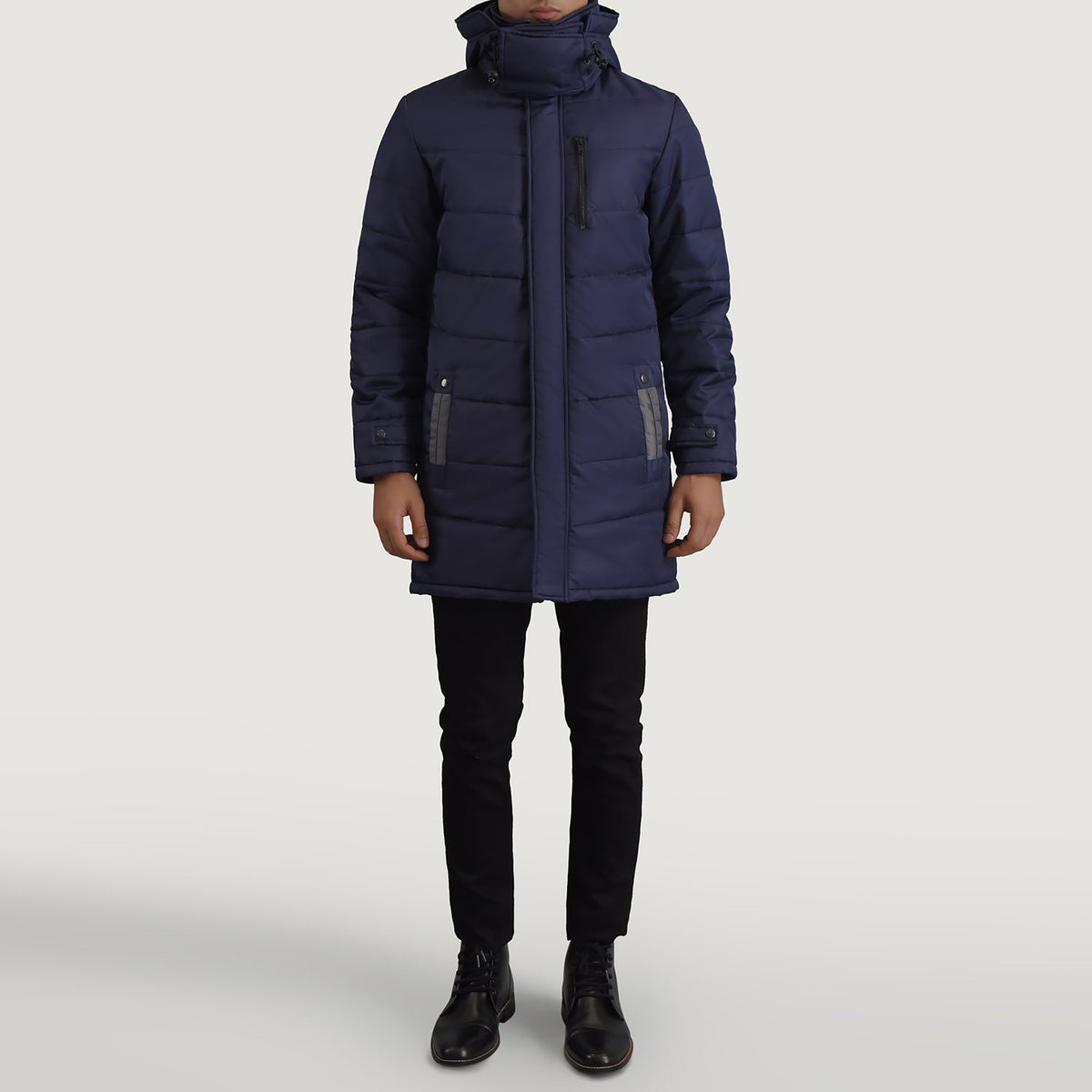 
Moore ブルー Hooded Parka メンズ - 袖の立体カッティングと洗練されたテーパードフィットを見せる側面ビュー
