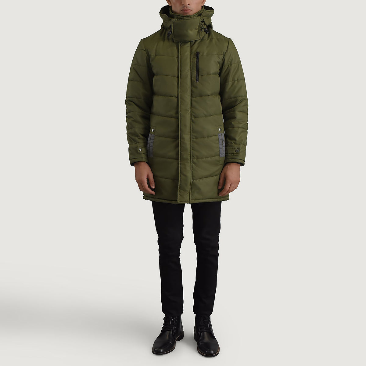 
Moore グリーン Hooded Parka メンズ - 袖の立体カッティングと洗練されたテーパードフィットを見せる側面ビュー