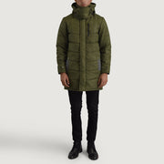 
Moore グリーン Hooded Parka メンズ - 袖の立体カッティングと洗練されたテーパードフィットを見せる側面ビュー