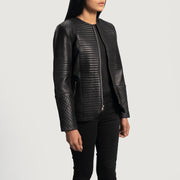 
着用イメージ： Nexi Quilted Maroon Leather Jacket モデル着用（自然光でのドレープ感）