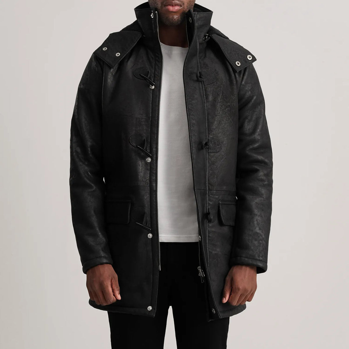 
Nolan Black Snuffed Leather Duffle Coat in Distressed Black Sheepskin Snuffed - 正面スタイル＆テーラードシルエット | 公式オンライン通販