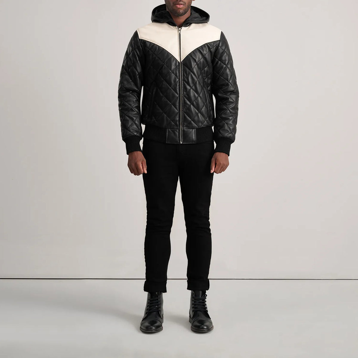 
Norman Tan Hooded Bomber Leather Puffer Jacket - 袖の立体カッティングと洗練されたテーパードフィットを見せる側面ビュー