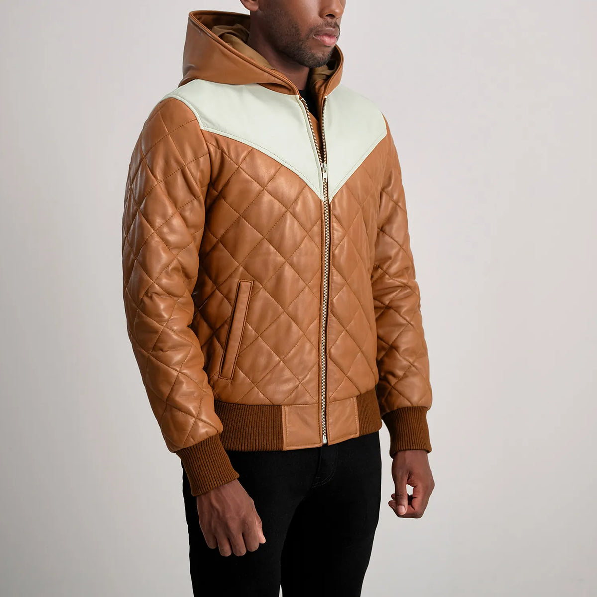 
着用イメージ： Norman Tan Hooded Bomber Leather Puffer Jacket モデル着用（自然光でのドレープ感）