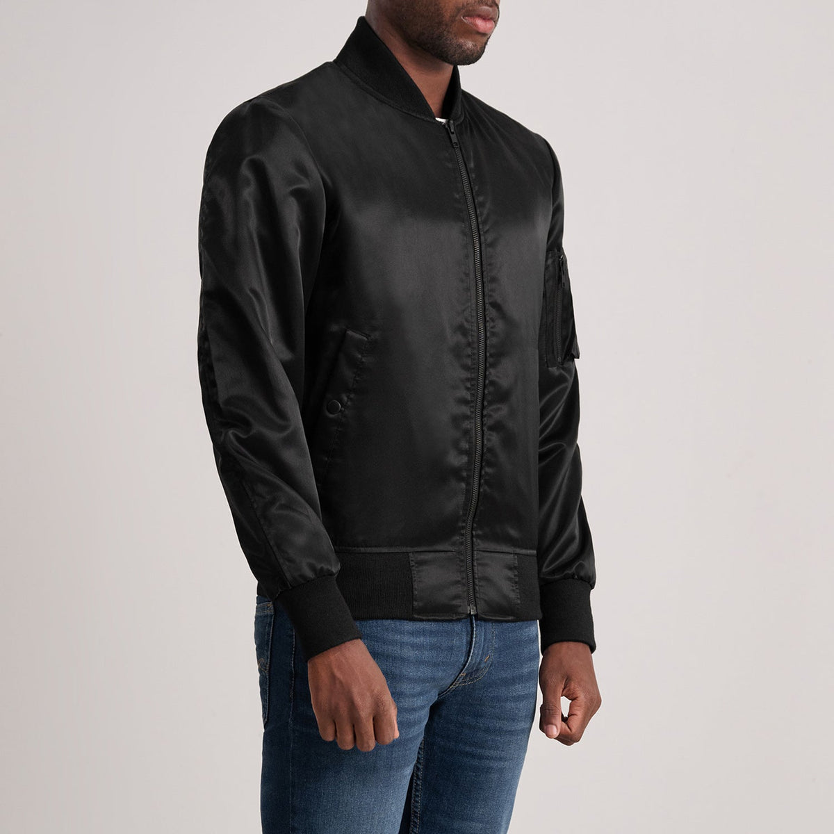 
Black Satin Bomber Jacket - 美しい肩のラインと裾の仕立てが際立つ背面ビュー