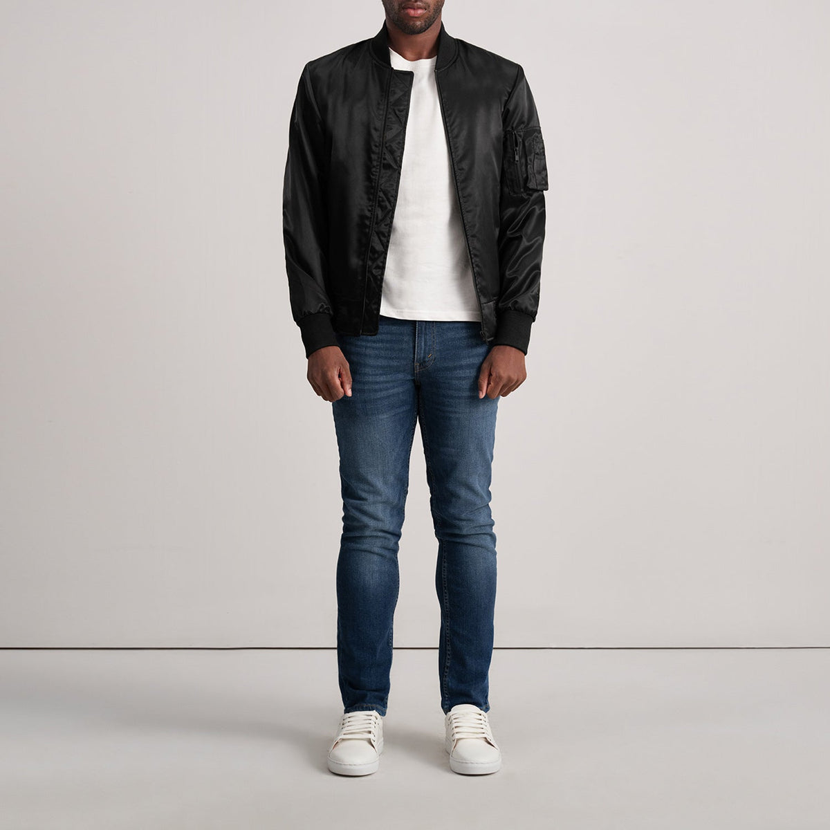 
クローズアップ詳細 of Varsity & Zipper Hardware on Quinton MA-1 ブラック レザーボンバージャケット メンズ