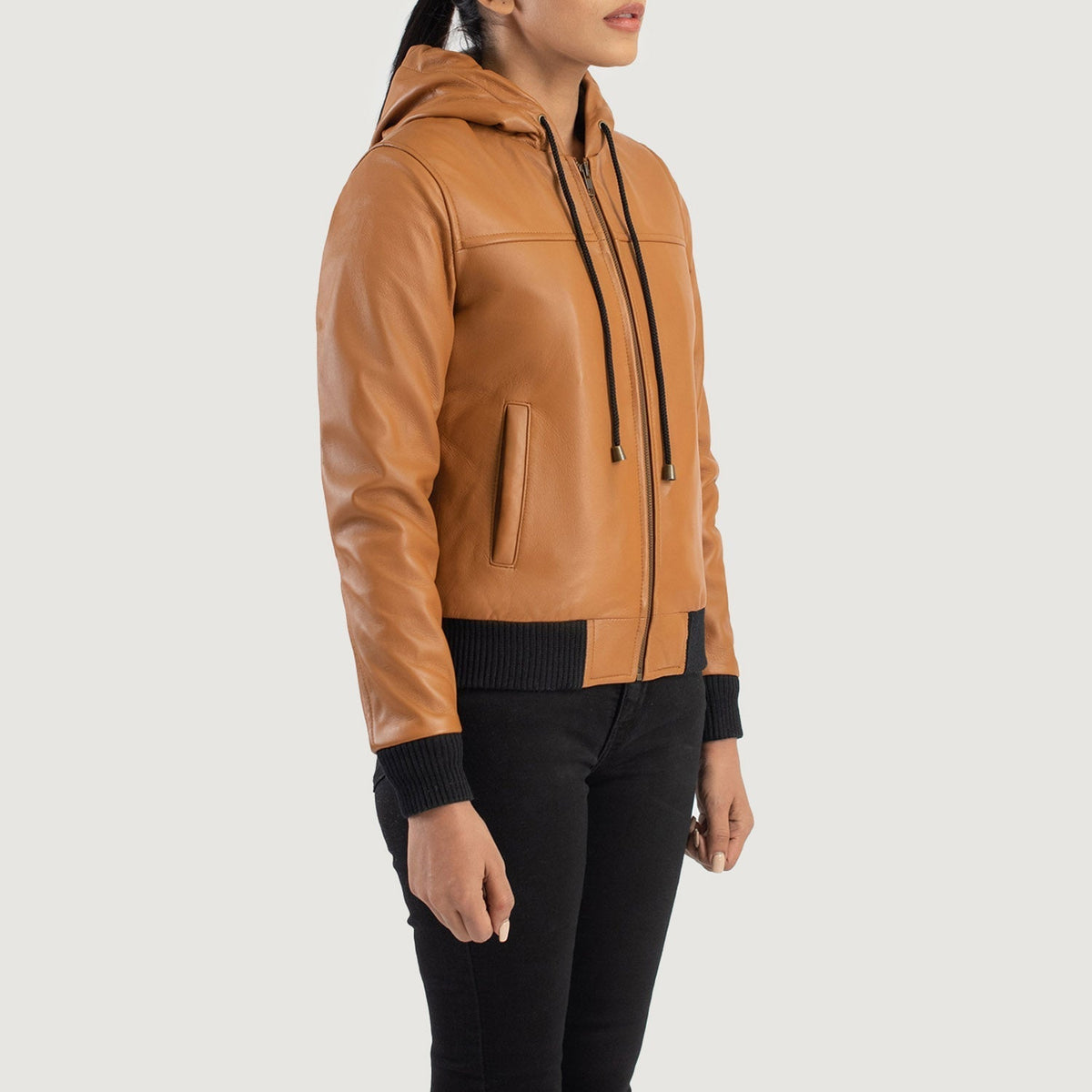 
着用イメージ： Rebella Green Hooded Suede Bomber Jacket モデル着用（自然光でのドレープ感）