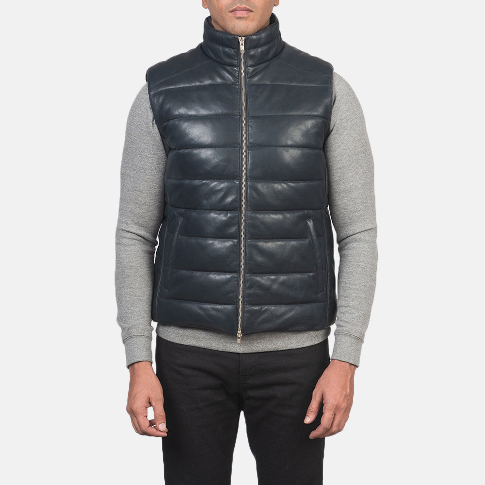 Close-Up Detail of Classic Collar &amp; Zipper with Dual Puller Hardware on Men's Reeves ブルー Leather Puffer Vest メンズ