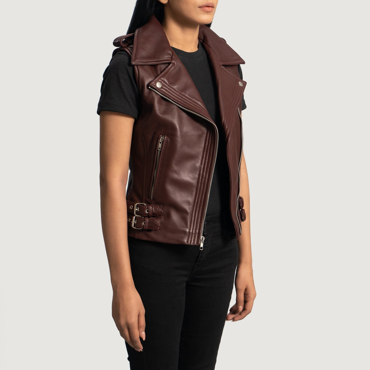 
Rhonda マルーン Leather Biker Vest レディース - 袖の立体カッティングと洗練されたテーパードフィットを見せる側面ビュー