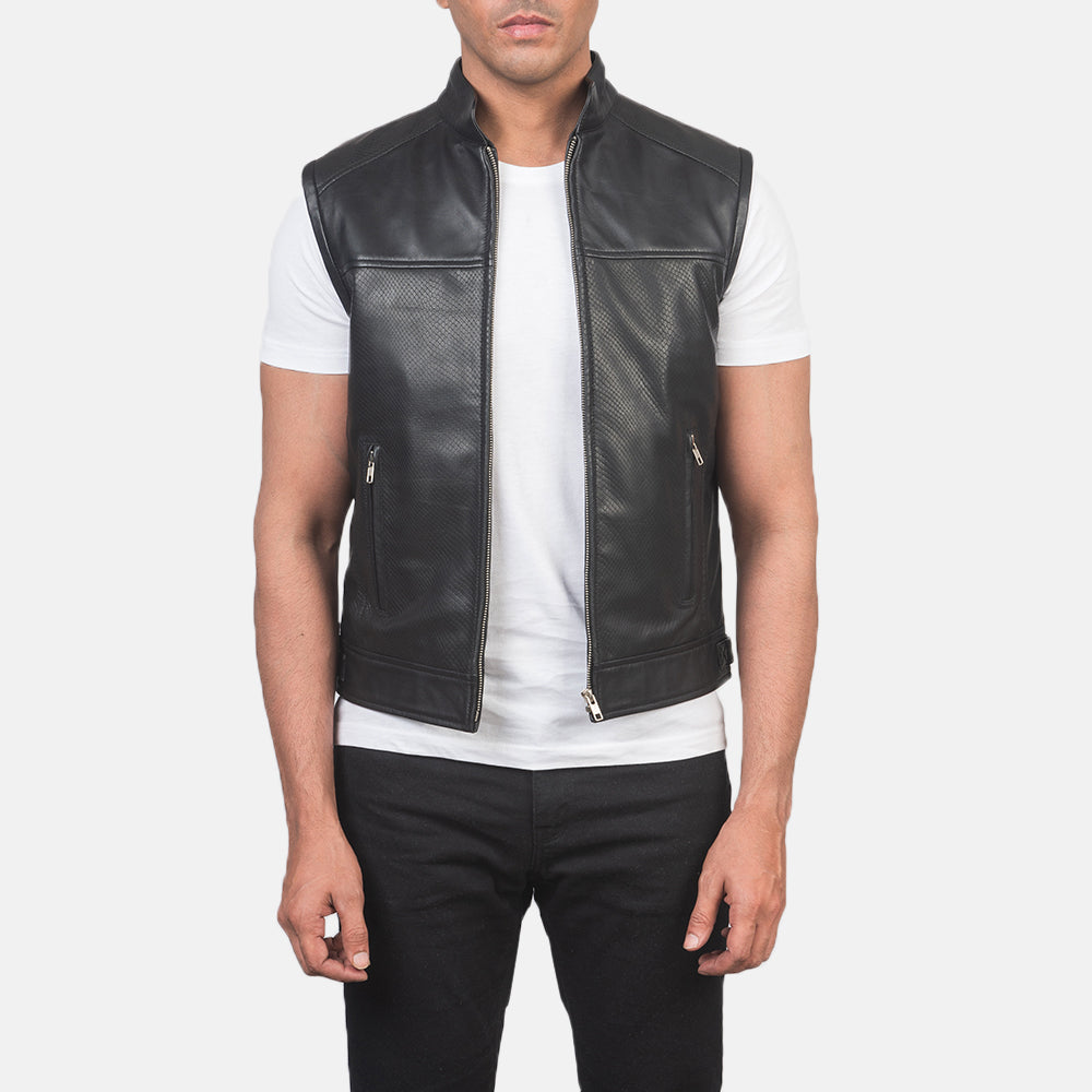 
Roland ブラック Leather Biker Vest メンズ in Black Cowhide &Amp; Sheepskin Leather - 正面スタイル＆テーラードシルエット | 公式オンライン通販