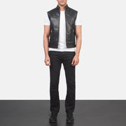 
Roland ブラック Leather Biker Vest メンズ - 袖の立体カッティングと洗練されたテーパードフィットを見せる側面ビュー