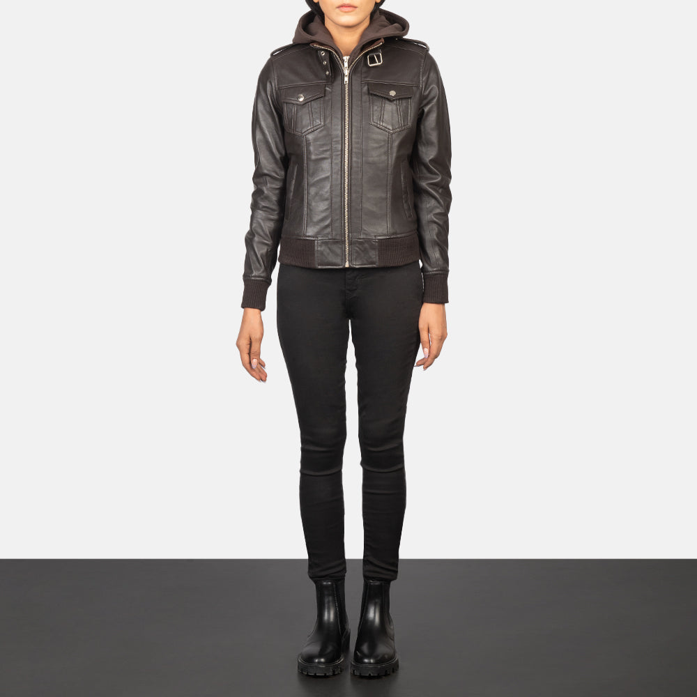 
Roslyn Brown Hooded Leather Bomber Jacket - 袖の立体カッティングと洗練されたテーパードフィットを見せる側面ビュー