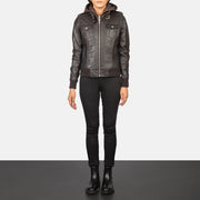 
Roslyn Brown Hooded Leather Bomber Jacket - 袖の立体カッティングと洗練されたテーパードフィットを見せる側面ビュー