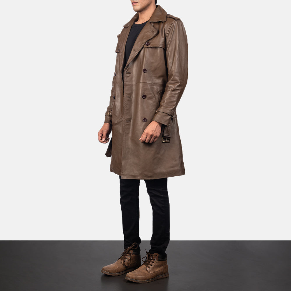 
Mocha Brown Calfskin Leather Trench Coat - 美しい肩のラインと裾の仕立てが際立つ背面ビュー