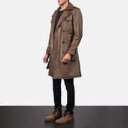 
Mocha Brown Calfskin Leather Trench Coat - 美しい肩のラインと裾の仕立てが際立つ背面ビュー