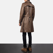 
Royson ブラウン Leather Duster レザーコート メンズ - 袖の立体カッティングと洗練されたテーパードフィットを見せる側面ビュー