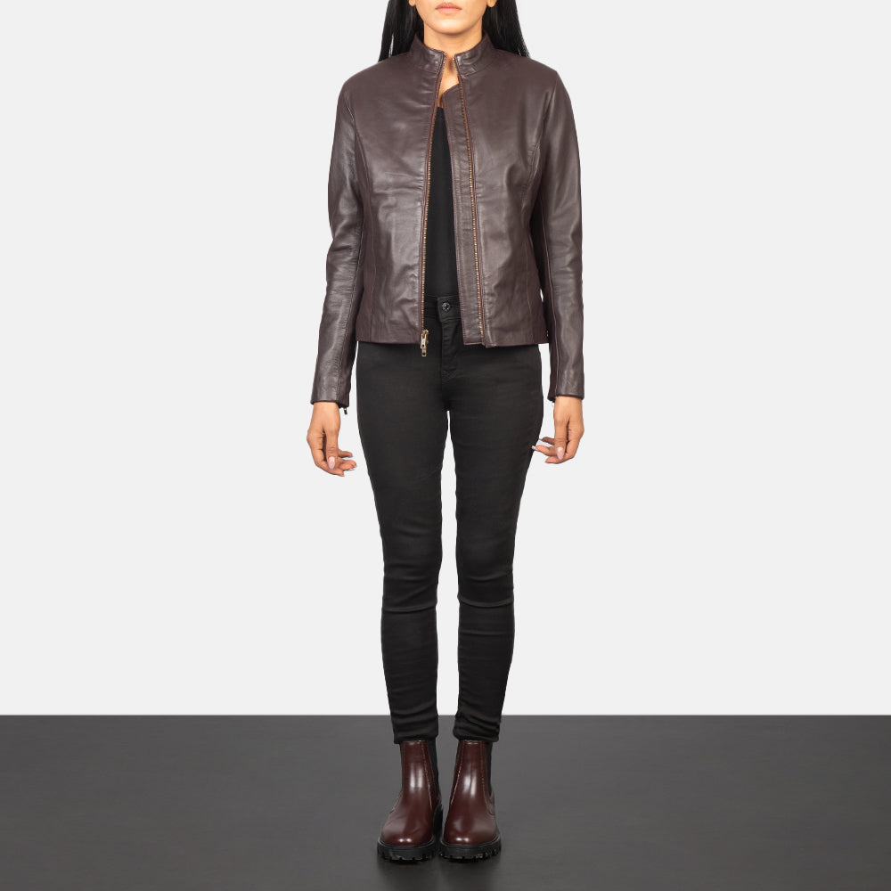 
Rumella Maroon Leather Biker Jacket - 袖の立体カッティングと洗練されたテーパードフィットを見せる側面ビュー