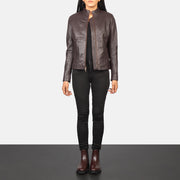 
Rumella Maroon Leather Biker Jacket - 袖の立体カッティングと洗練されたテーパードフィットを見せる側面ビュー