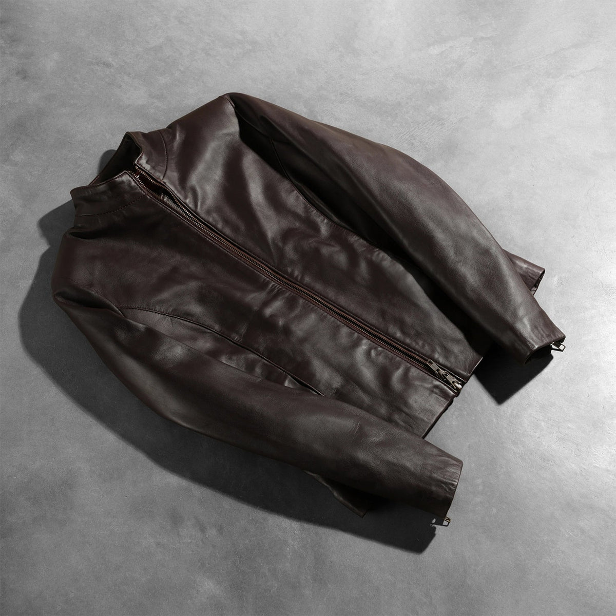 
オープンヘムと裾の職人技による仕立てディテール Rumella Maroon Leather Biker Jacket