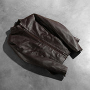 
オープンヘムと裾の職人技による仕立てディテール Rumella Maroon Leather Biker Jacket