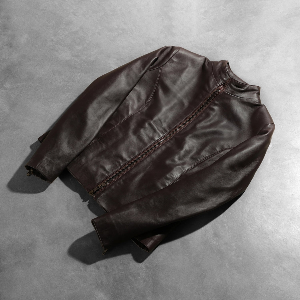 
着用イメージ： Rumella Maroon Leather Biker Jacket モデル着用（自然光でのドレープ感）