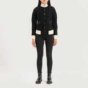 
Sasha A1 Black Suede Bomber Jacket - 袖の立体カッティングと洗練されたテーパードフィットを見せる側面ビュー