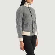 
着用イメージ： Sasha A1 Black Suede Bomber Jacket モデル着用（自然光でのドレープ感）