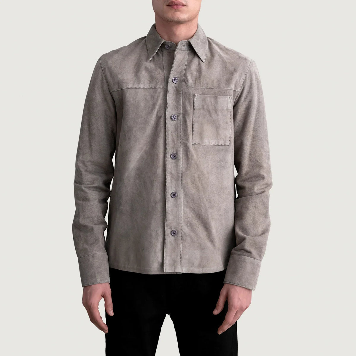 
Scout グレー Suede Leather Shirt メンズ - 袖の立体カッティングと洗練されたテーパードフィットを見せる側面ビュー