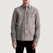 
Scout グレー Suede Leather Shirt メンズ - 袖の立体カッティングと洗練されたテーパードフィットを見せる側面ビュー