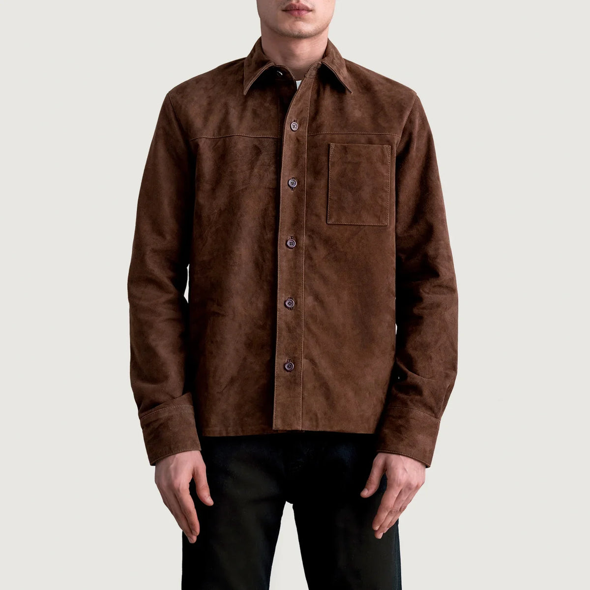 
Scout モカ Suede Leather Shirt メンズ - 袖の立体カッティングと洗練されたテーパードフィットを見せる側面ビュー