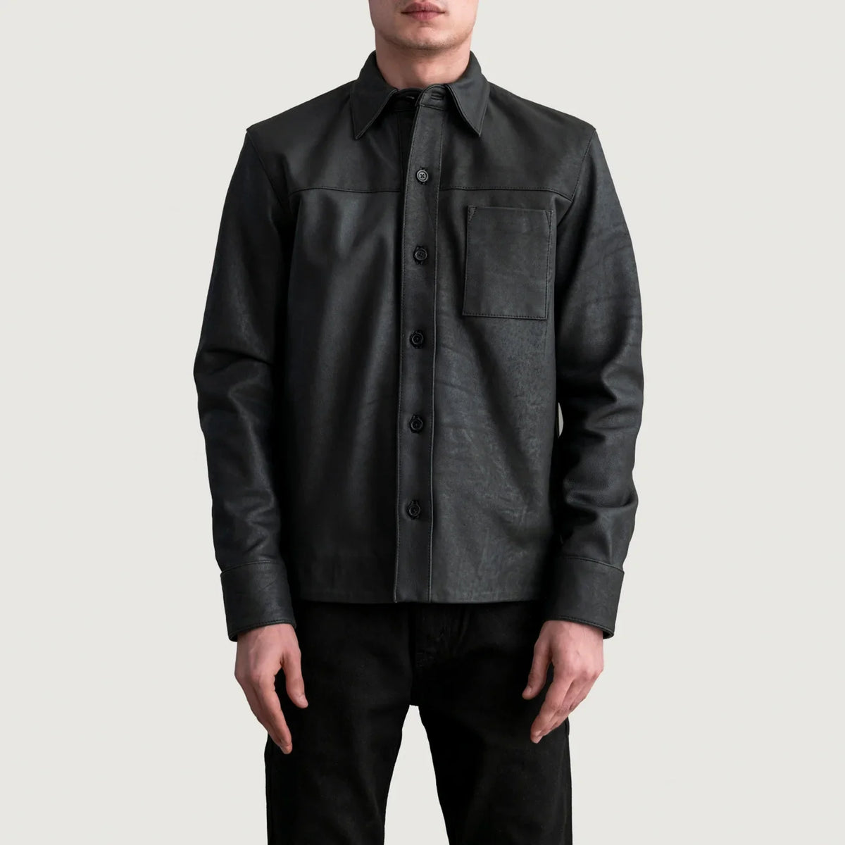 
Scout Tumbled ブラック Leather Shirt メンズ - 袖の立体カッティングと洗練されたテーパードフィットを見せる側面ビュー
