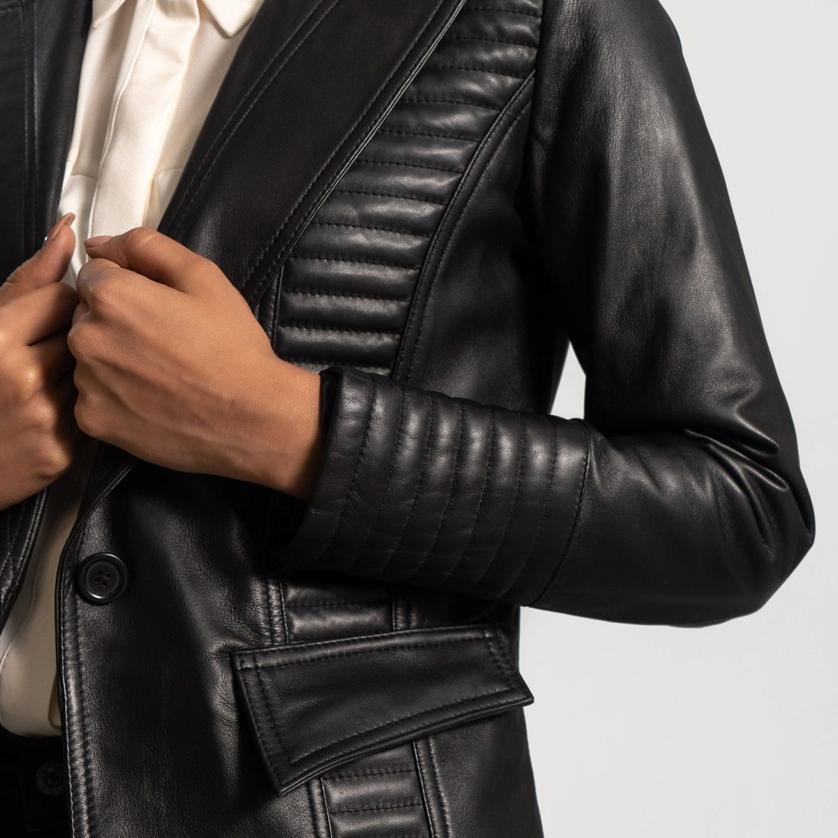 Women's Selina ブラック レザーテーラードブレザー レディース - Lateral Side Profile View Showing Sleeve Cut &amp; Athletic Taper Fit